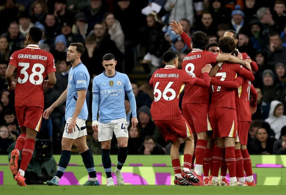 Jugadores del Liverpool celebran ante la desazón del City. Foto: EFE.