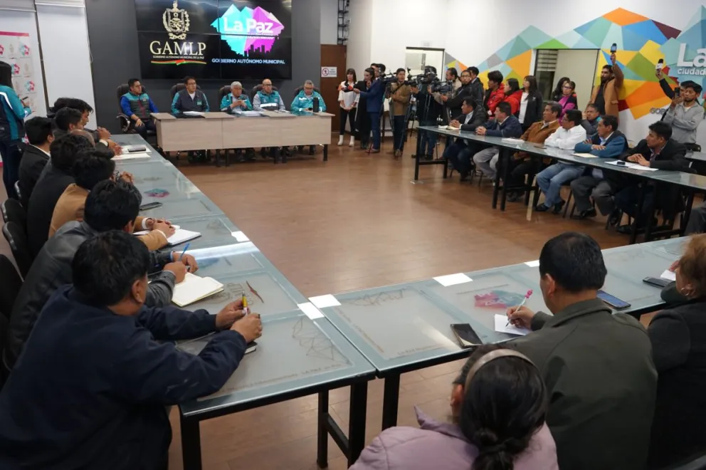 Choferes en una mesa de diálogo con el alcalde, el pasado miércoles. Foto: APG