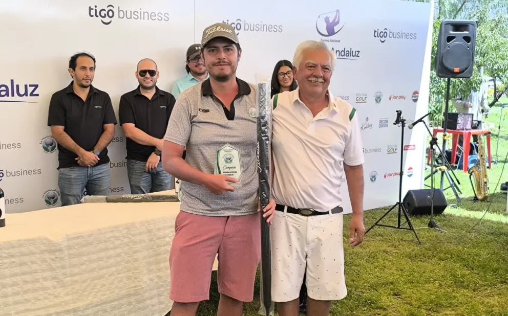Rodrigo Pereira (izq.) con su trofeo de campeón de Segunda Categoría. Foto: Federación Boliviana de Golf.