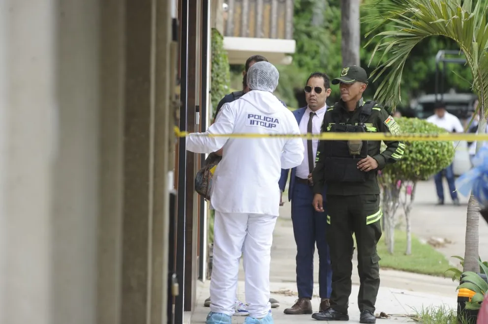 Policías trabajan en la escena del crimen del capitán Aldunate. Foto: APG