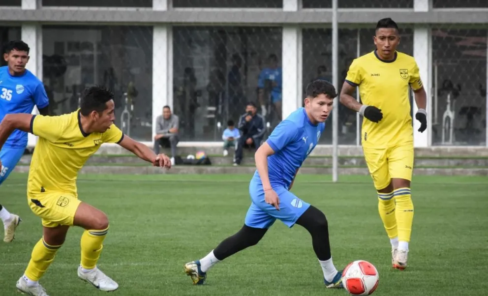 Luis Paz (de celeste), de la Academia, domina la pelota durante el amistoso con ABB. Foto: Club Bolívar.