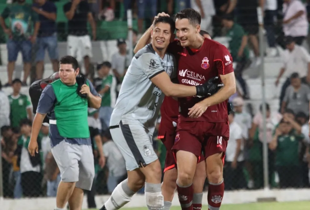 El golero John Jairo Cuéllar es felicitado por uno de sus compañeros después de taparle el penal a Maxi Caire. Fot: Agencia Marka Registrada
