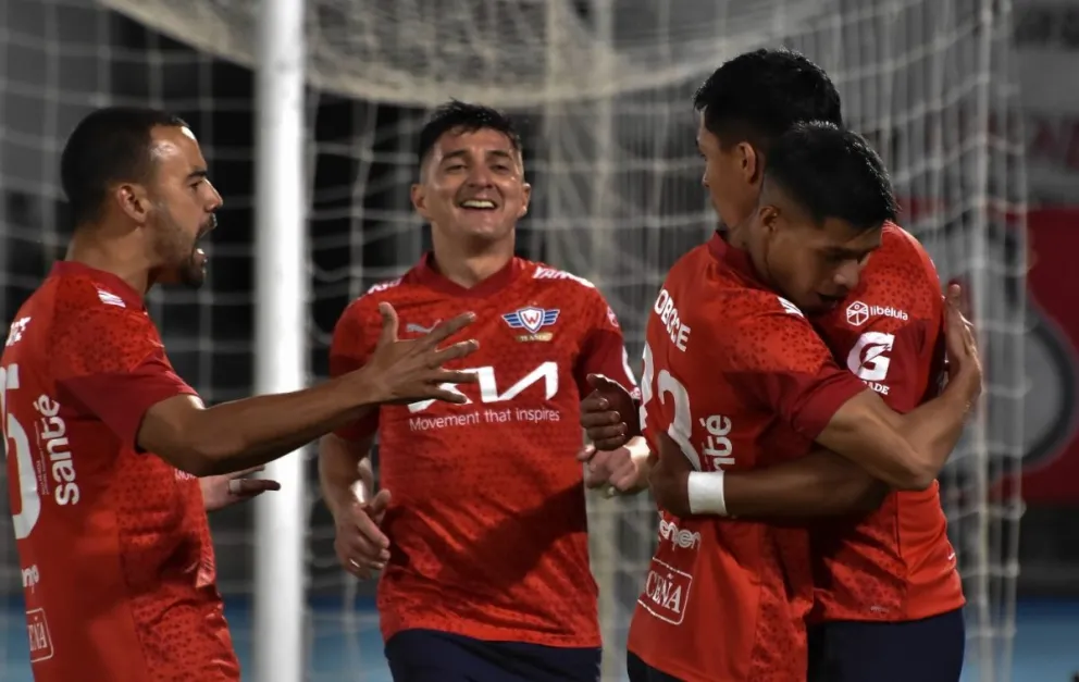 Jugadores de Wilstermann celebran uno de sus goles. Foto: APG.