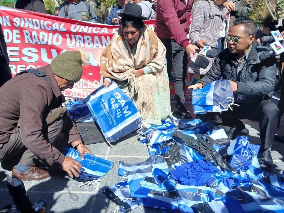 "Evistas" renunciaron a la militancia en el MAS y guardaron las banderas del partido que los representó más de 20 años. Foto: Carlos Quisbert