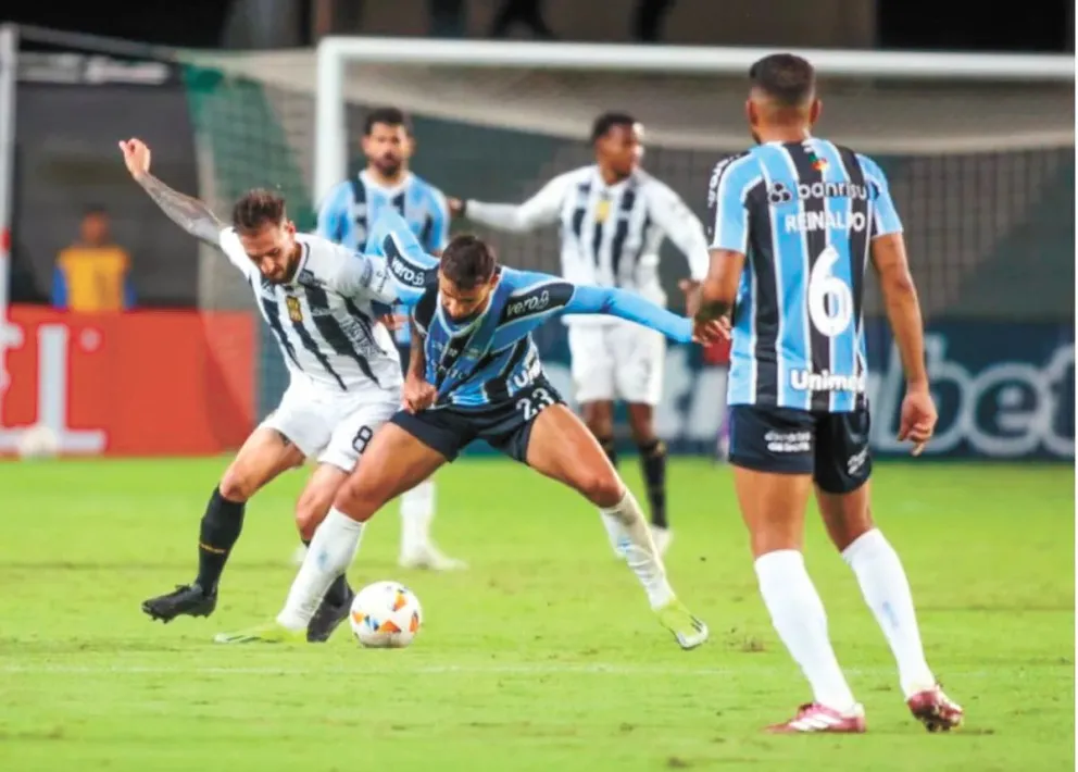 Luciano Ursino (izq.), jugador de The Strongest, disputa un balón con el mediocampista Pepe, del Gremio, en el encuentro que se jugó en Curitiba el año pasado. Foto: Conmebol