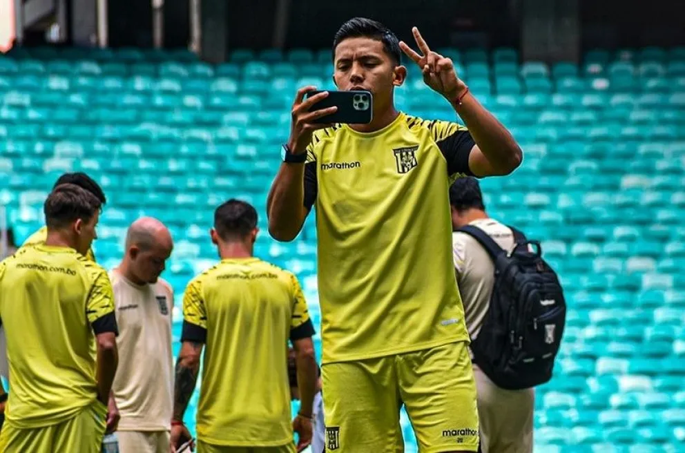 John García se saca una selfie en el Arena Fonte Nova. Al fondo se observa a sus compañeros y a miembros del cuerpo técnico. Foto: club The Strongest