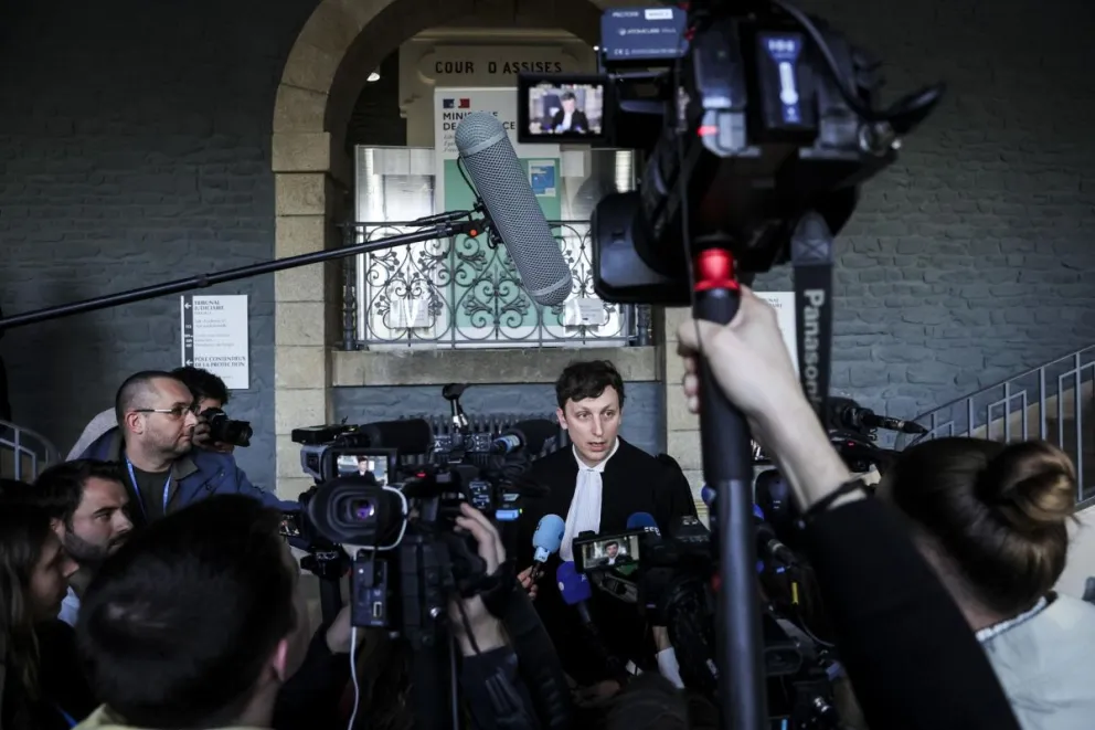 Maxime Tessier, uno de los abogados de Joel Le Scouarnec, habla con la prensa. Foto: EFE