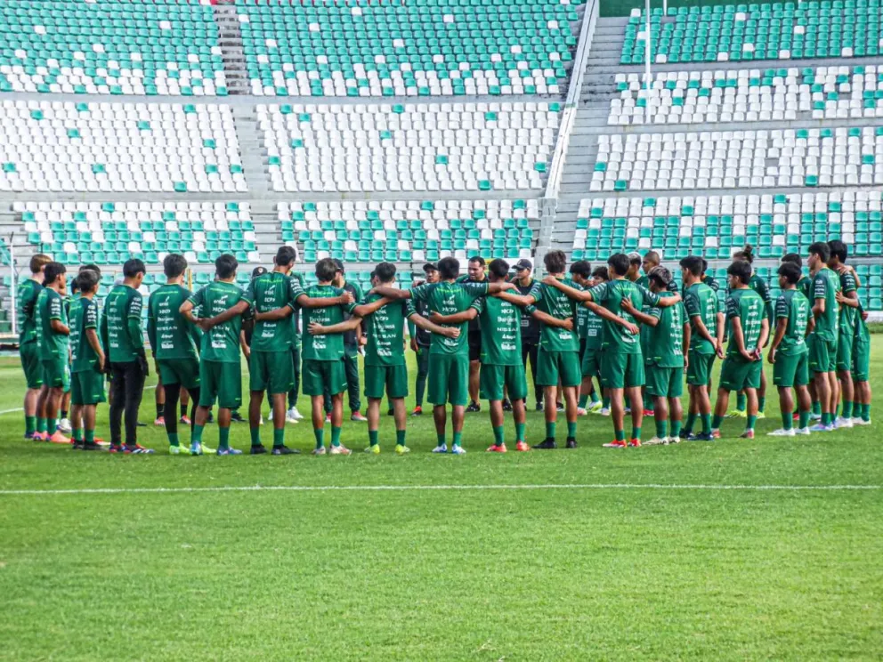El grupo de jugadores Sub-17 en la previa de un entrenamiento en Santa Cruz. Foto: División Fútbol. 