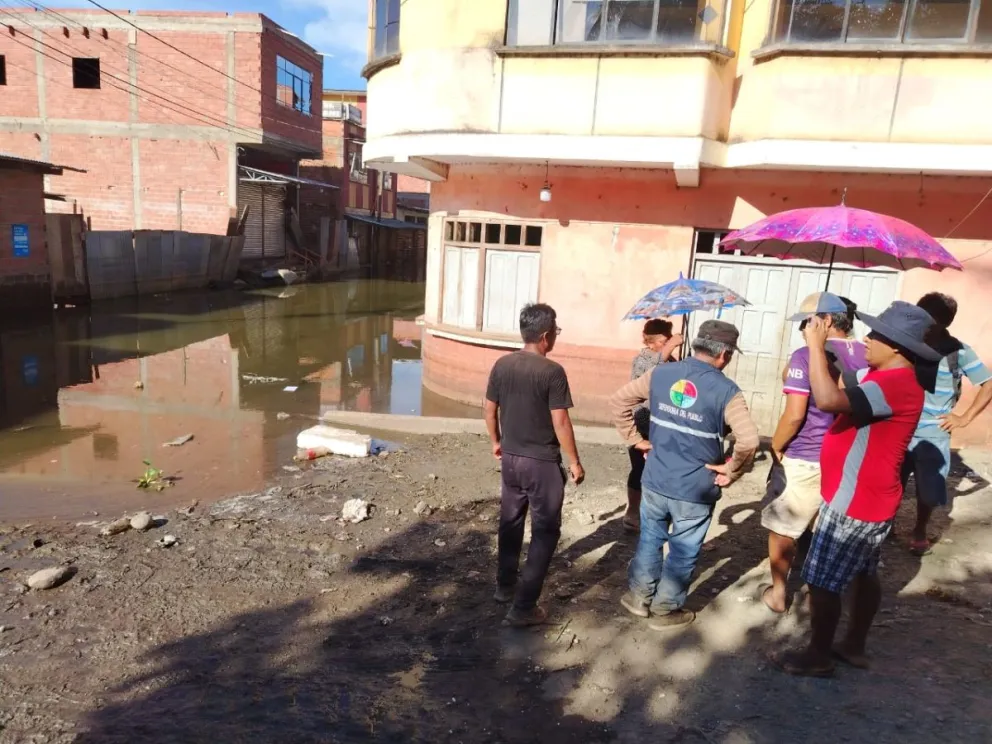 Personal de la Defensoría del Pueblo durante la inspección en Tipuani. Foto: Defensoría del Pueblo