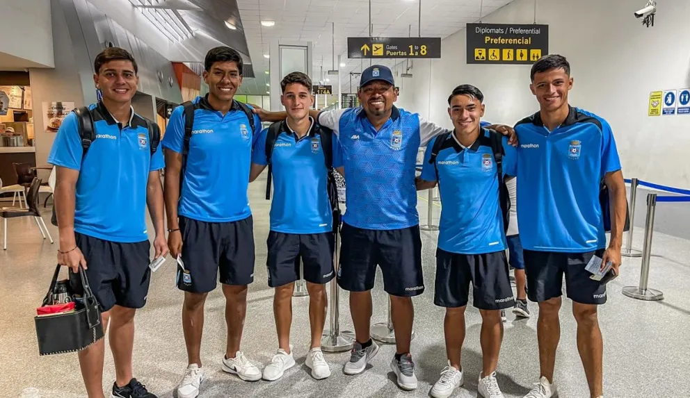 Parte del plantel cruceño previo a su viaje a Paraguay. Foto: Club Blooming.