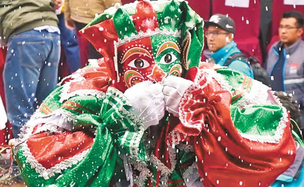 El pepino, el personaje principal del carnaval paceño. Foto: EFE
