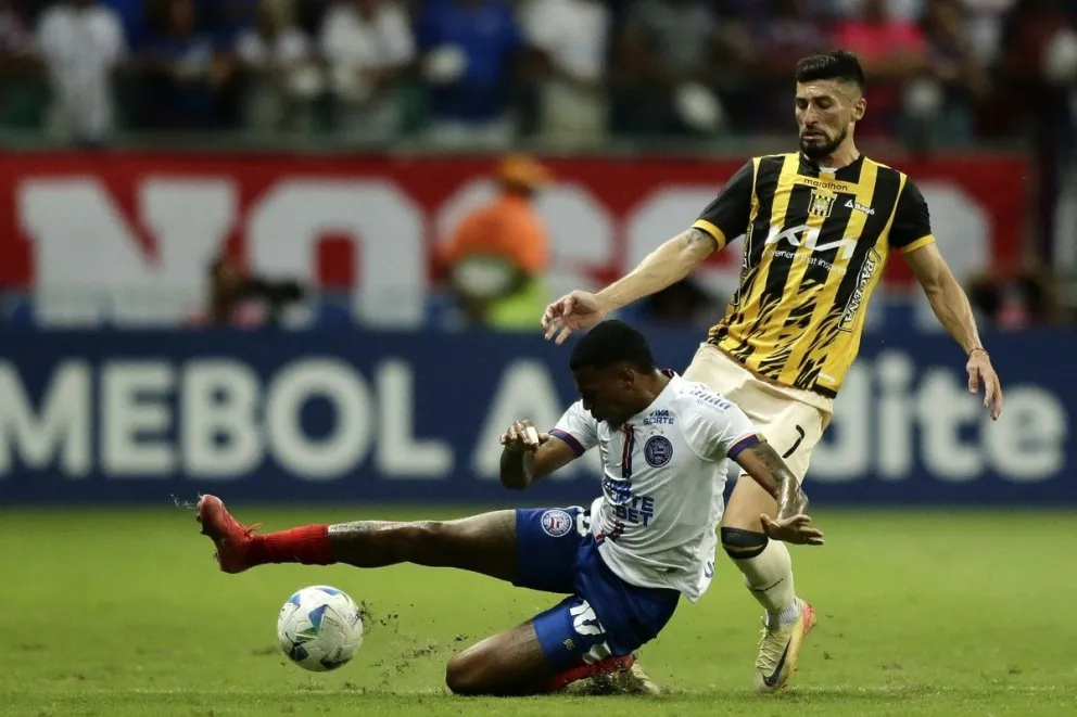 Joel Amoroso, delantero de The Strongest, disputa una pelota con un jugador del Bahía. Foto: Conmebol
