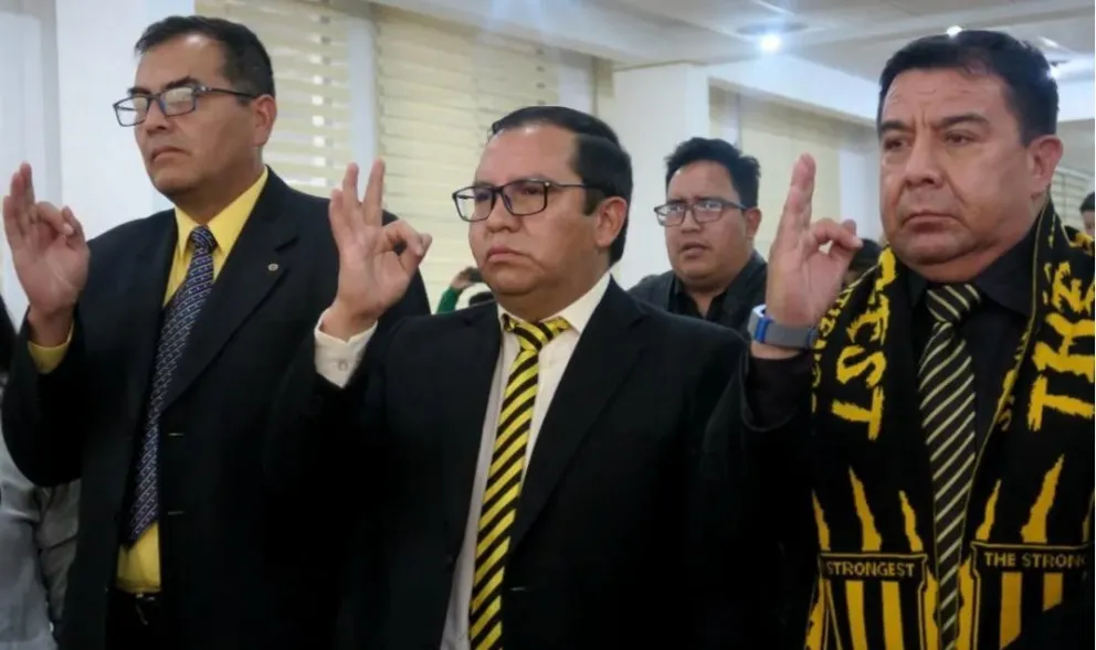 Villegas (izq.), Montes y Nolasco juran a sus después de ganar las elecciones en 2022. Foto: The Strongest.