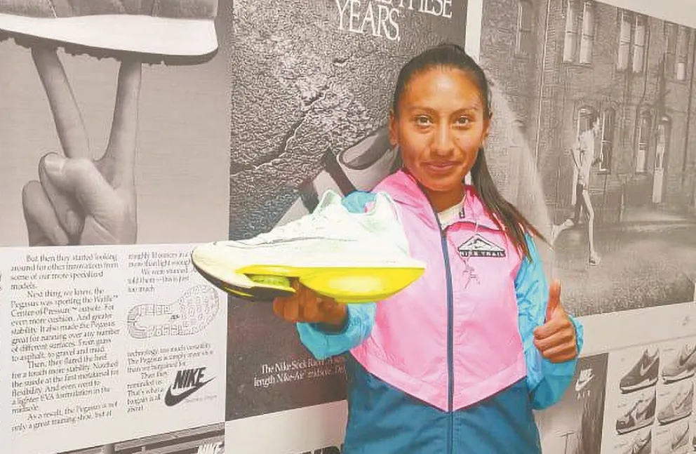Camargo muestra su zapatilla para las carreras. Foto: Jhoselyn Camargo.