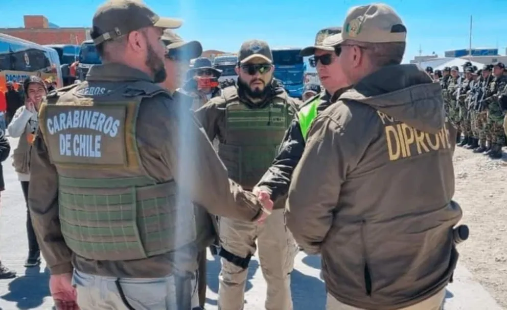 Agentes de la Policía Boliviana y Carabineros de Chile en Pisiga, Oruro en un operativo binacional en 2023. Foto. ABI