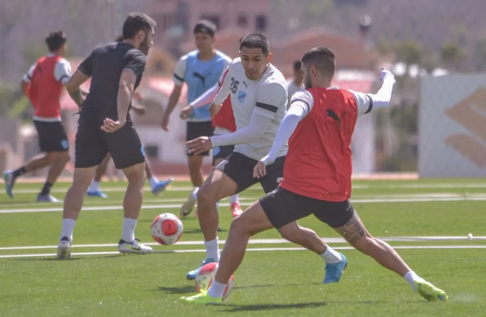 Saavedra (de blanco) y Melgar en una práctica de Bolívar. Foto: Agencia Marka Registrada.