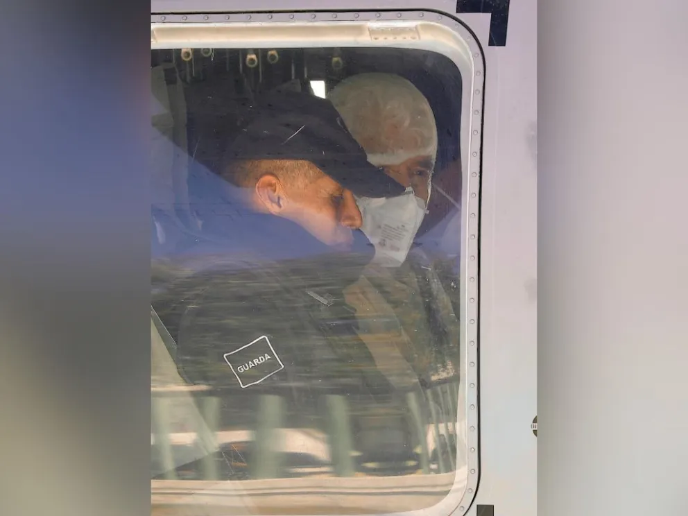 Un guardia acompaña el traslado en helicóptero del narcotraficante Rafael Caro Quintero al penal del Altiplano. Foto: EFE