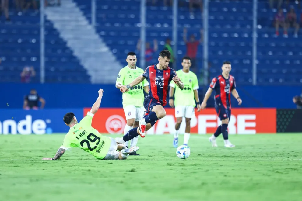 Incidencia entre Cerro Porteño (de azul y rojo) con Monagas. Foto: Conmebol.