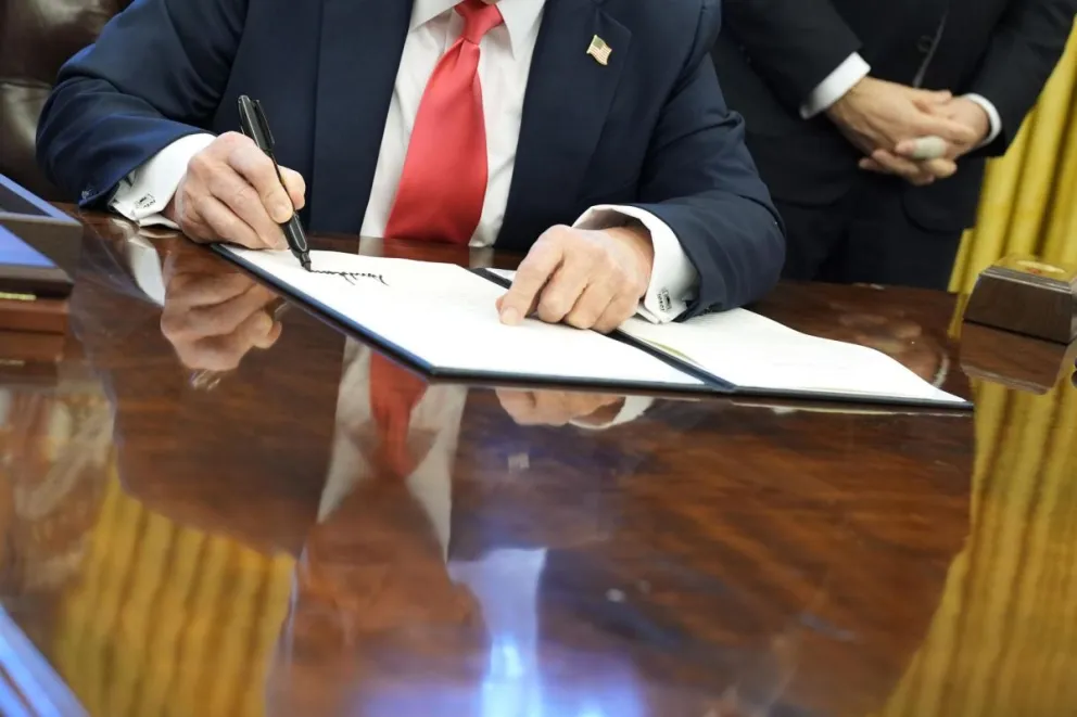  Donald Trump firma órdenes ejecutivas en la Oficina Oval de la Casa Blanca Foto: EFE