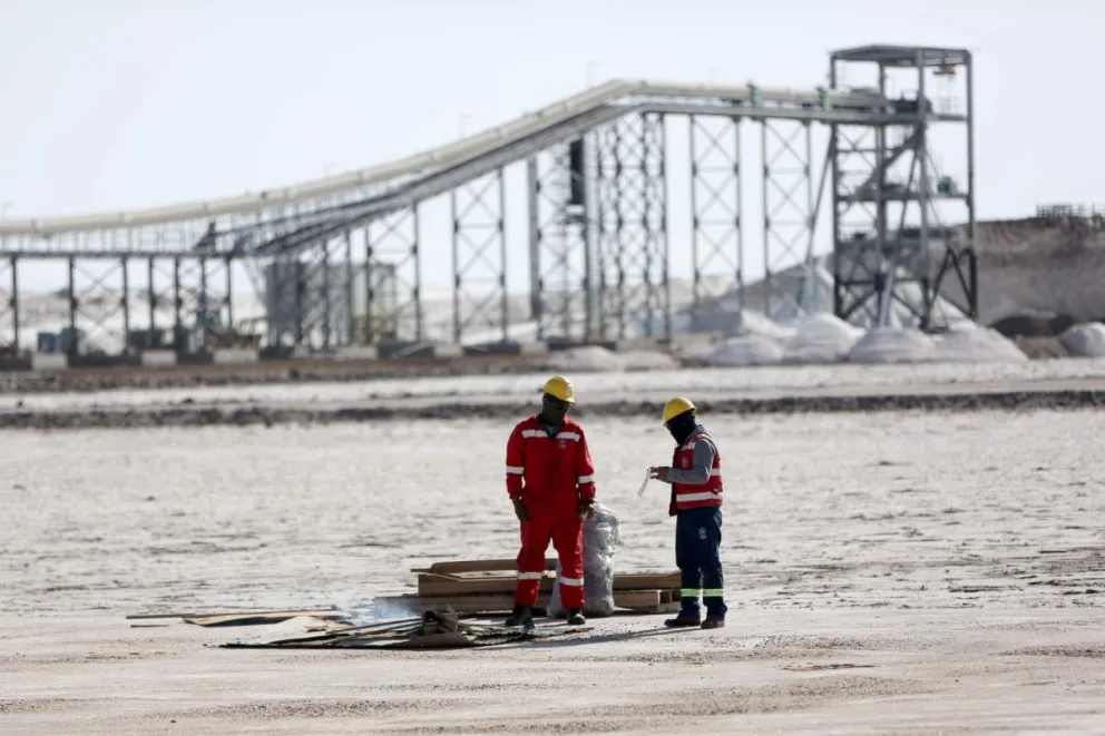 Obreros en instalaciones de una planta de litio en un complejo en Colcha K. Foto: EFE