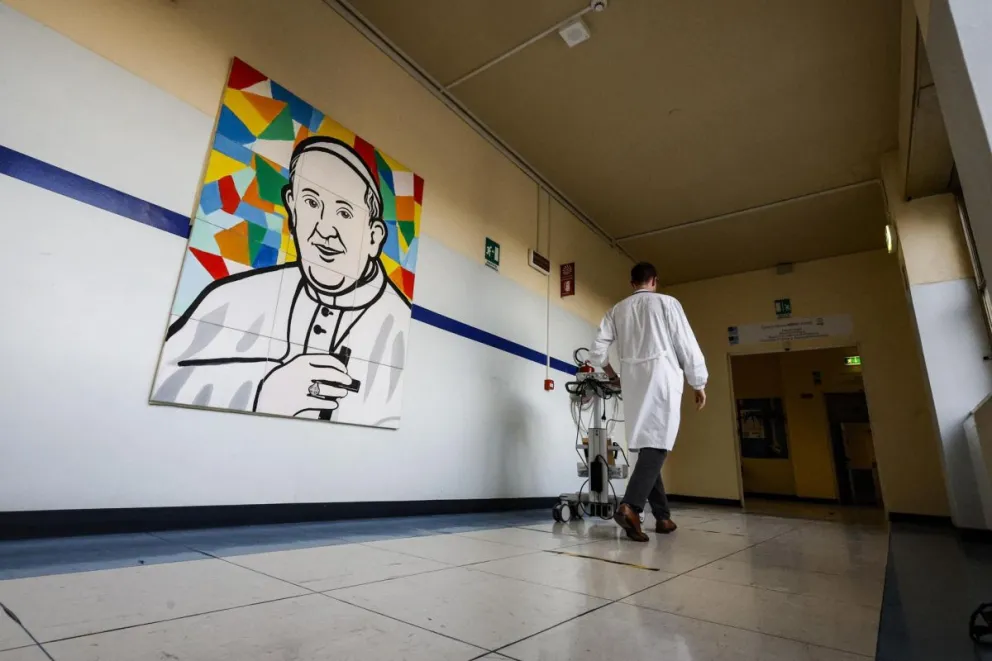 Un médico pasa junto a un mural que representa al Papa Francisco dentro del Hospital Gemelli, donde está hospitalizado, en Roma, Italia, 28 de febrero de 2025. Foto: EFE