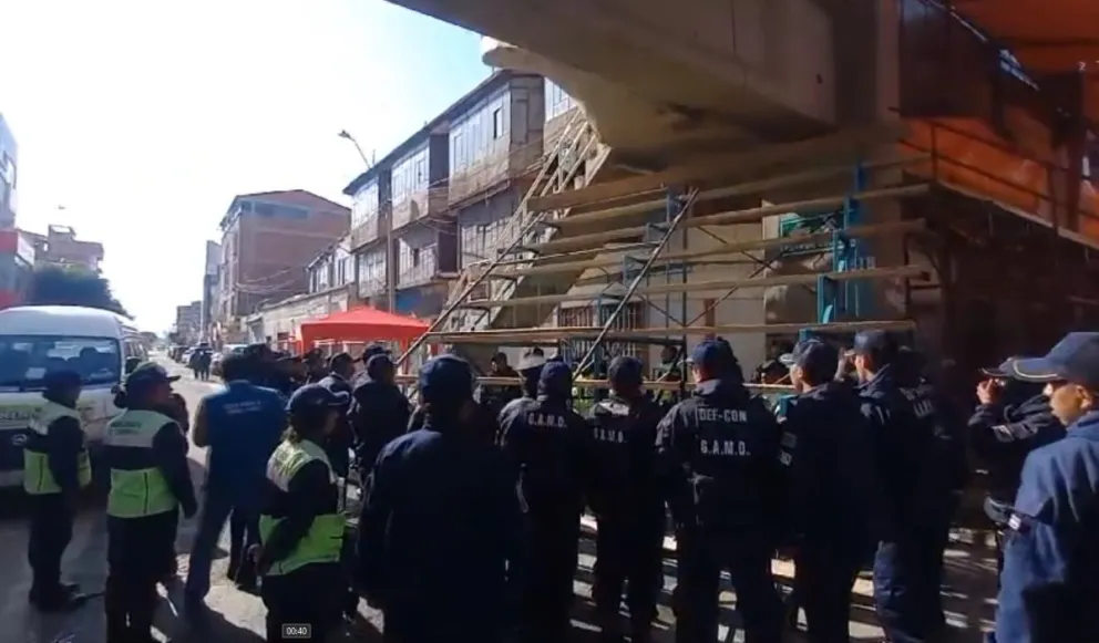 Guardias municipales retiran una de las gradería ilegales.      Foto: GAMO