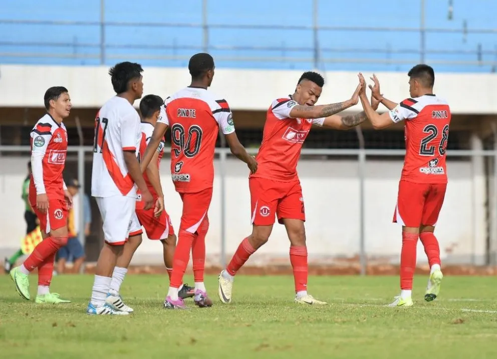 Kevin Aladesanmi (segundo desde la derecha) festeja con sus compañeros el tercer gol de la U de Vinto. Foto: APG