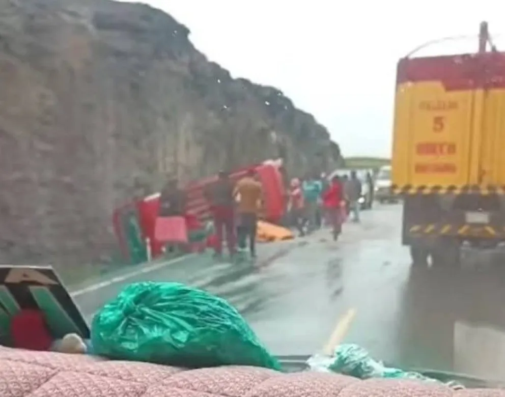 Una vista del vuelco del minibús. Foto: La Voz de los Yungas