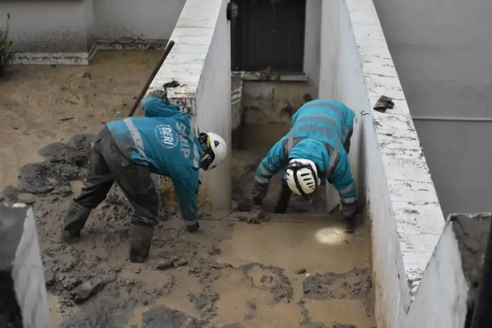 Trabajadores de la Alcaldía realizando la limpieza en el edificio. FOTO: AMUN