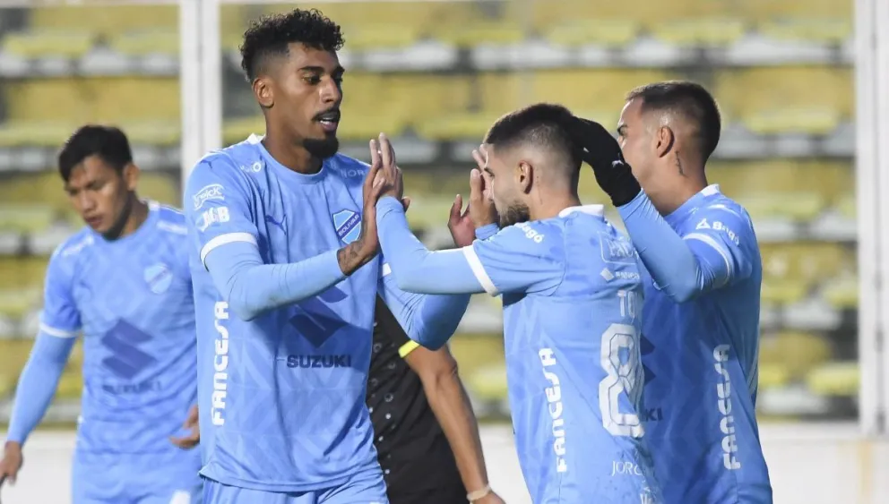Gomes (izq.) celebra su gol con sus compañeros. Foto: Agencia Marka Registrada.