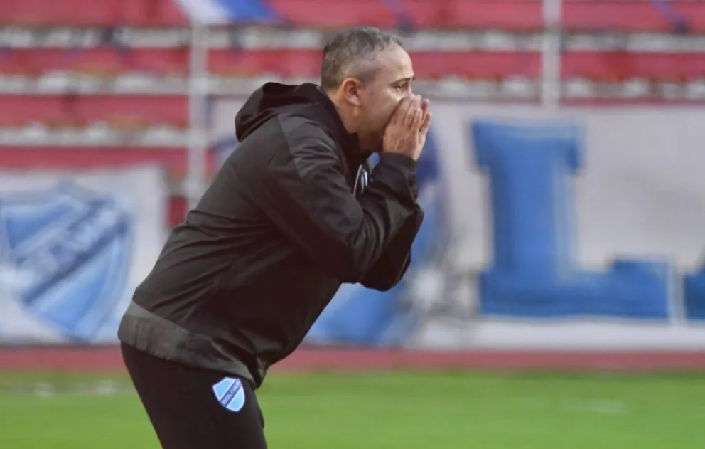 Robatto da instrucciones durante el partido con Aurora. Foto: Agencia Marka Registrada.