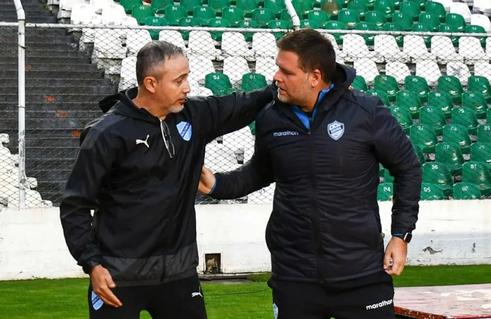 Farrar (der.) se saluda con Robatto previo al cotejo en el Siles. Foto: APG.