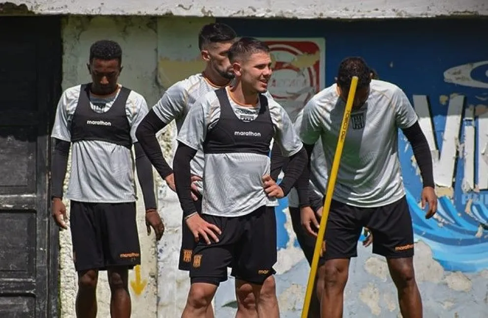 El uruguayo Sebastián Guerrero, primero de la fila, junto a varios de sus compañeros en un entrenamiento del Tigre. Foto: club The Strongest