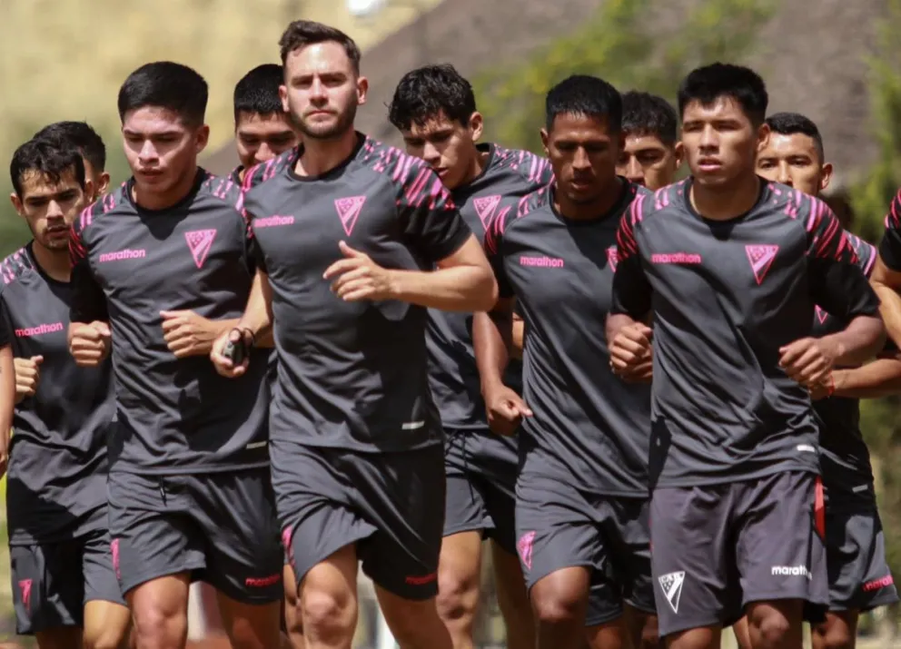 Jugadores del "millonario" en uno de sus últimos entrenamientos. Foto: club Always Ready