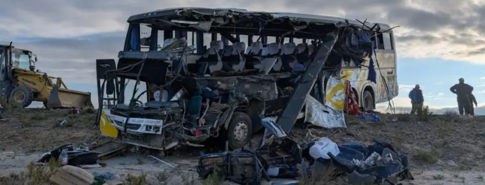 Así quedó uno de los buses en el fatal accidente que se registró en Uyuni. Foto: Unitel