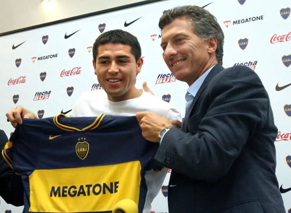 Fotografía de archivo de 2007, en la que aparecen Juan Román Riquelme (izq.) y el entonces presidente del club Mauricio Macri. Foto: EFE