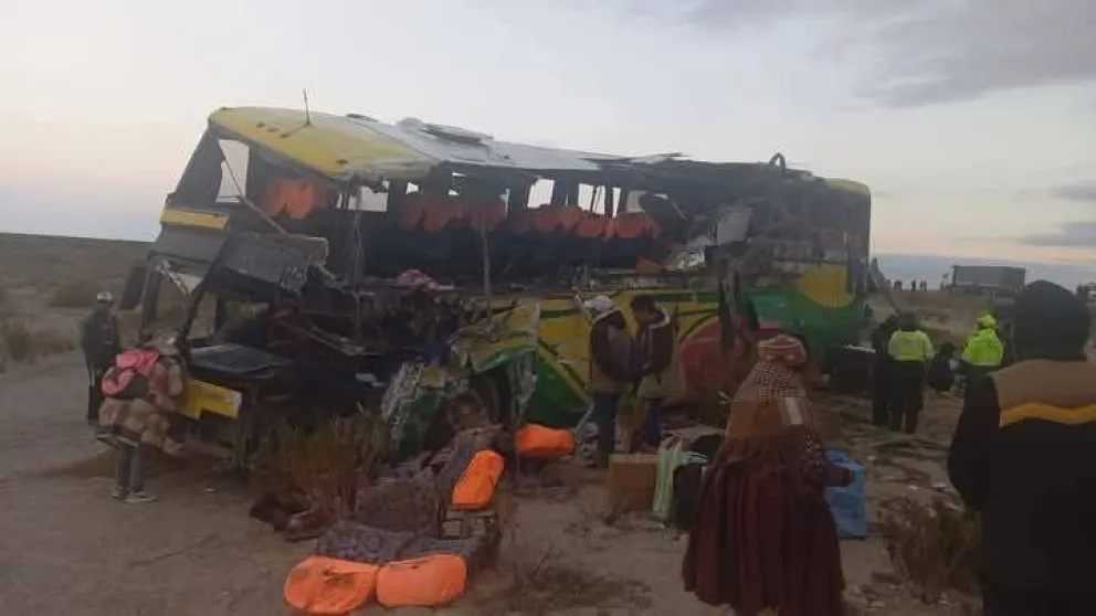 Uno de los buses involucrados en el fatal accidente que se registró este sábado en Uyuni. Foto: Erbol
