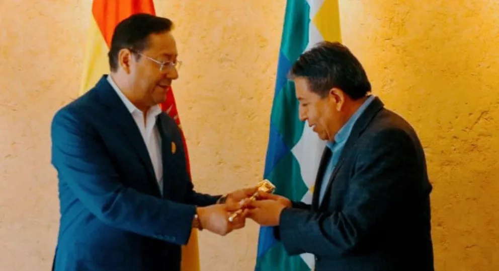 El presidente Luis Arce entrega el bastón de mando al vicepresidente David Choquehuanca. Foto: ABI