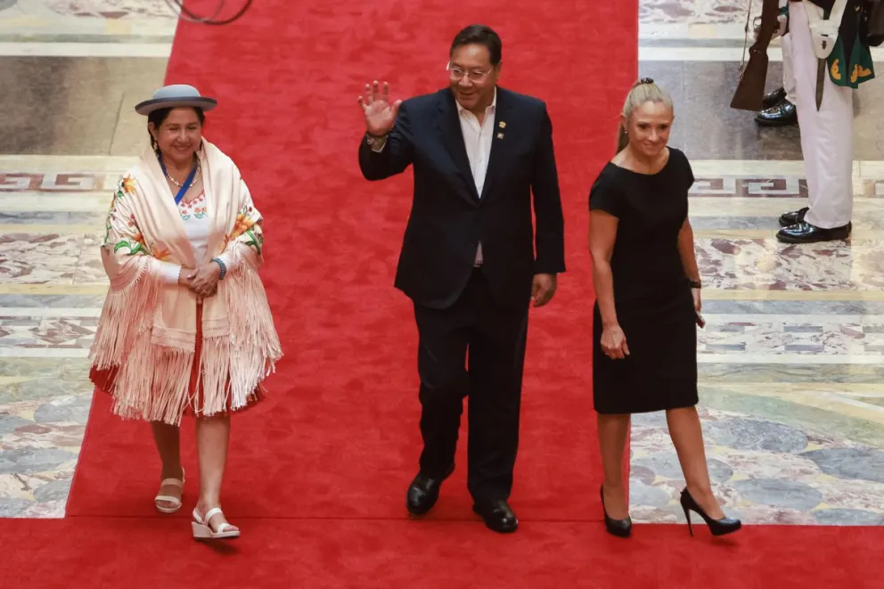 El presidente de Bolivia, Luis Arce saluda a su llegada al Palacio Legislativo para participar en la investidura del presidente electo de Uruguay, Yamandú Orsi, este sábado, en Montevideo (Uruguay). Foto: EFE