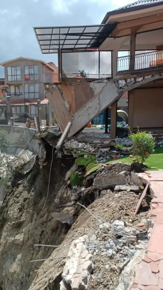 La vivienda afectada por la caída de un talud en Jupapina. Foto: Amun