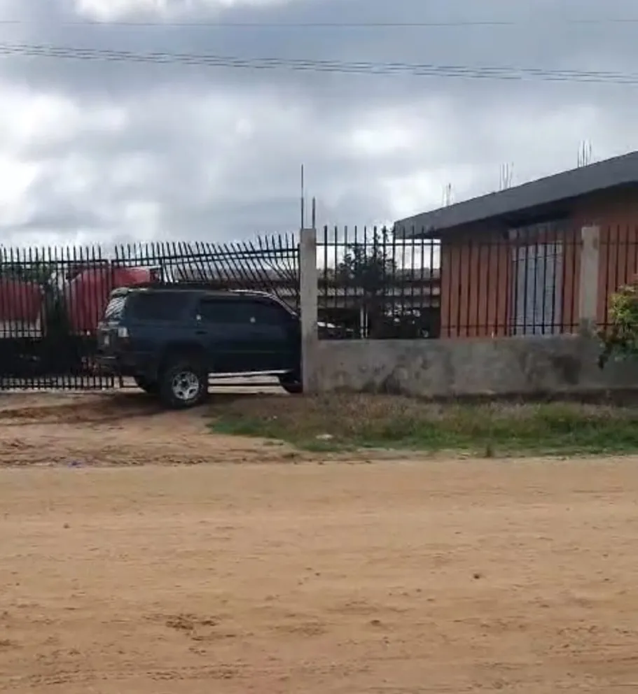 El librecambista luego de ser herido logró conducir su vagoneta unos metros hasta chocar con las rejas de un terreno en Montero. Foto: Captura.