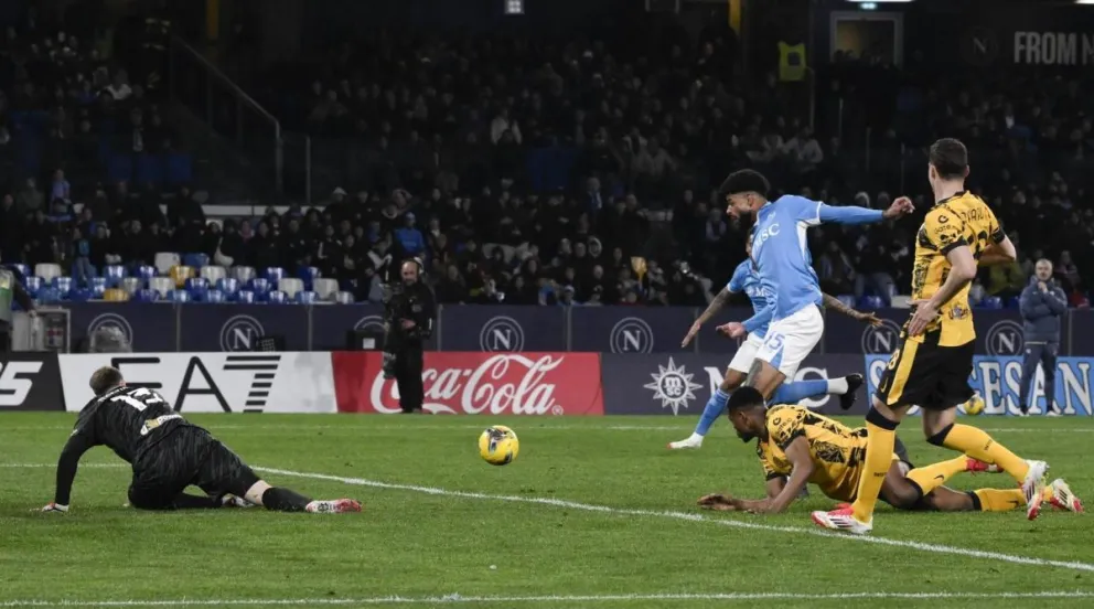 Billing, del Nápoles, anota el gol del empate contra el Inter. Foto: EFE