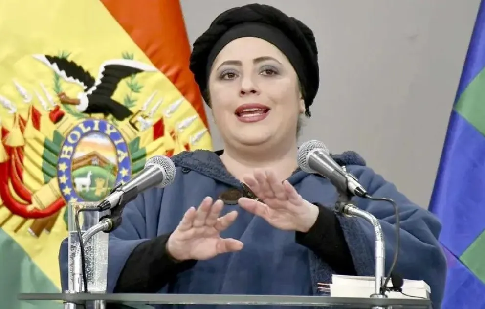 María Nela Prada, ministra de la Presidencia, en una conferencia de prensa. Foto: APG
