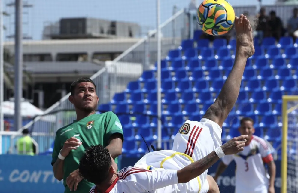Una incidencia del partido de este sábado en Iquique. Foto: Vinotinto Fútbol Playa.