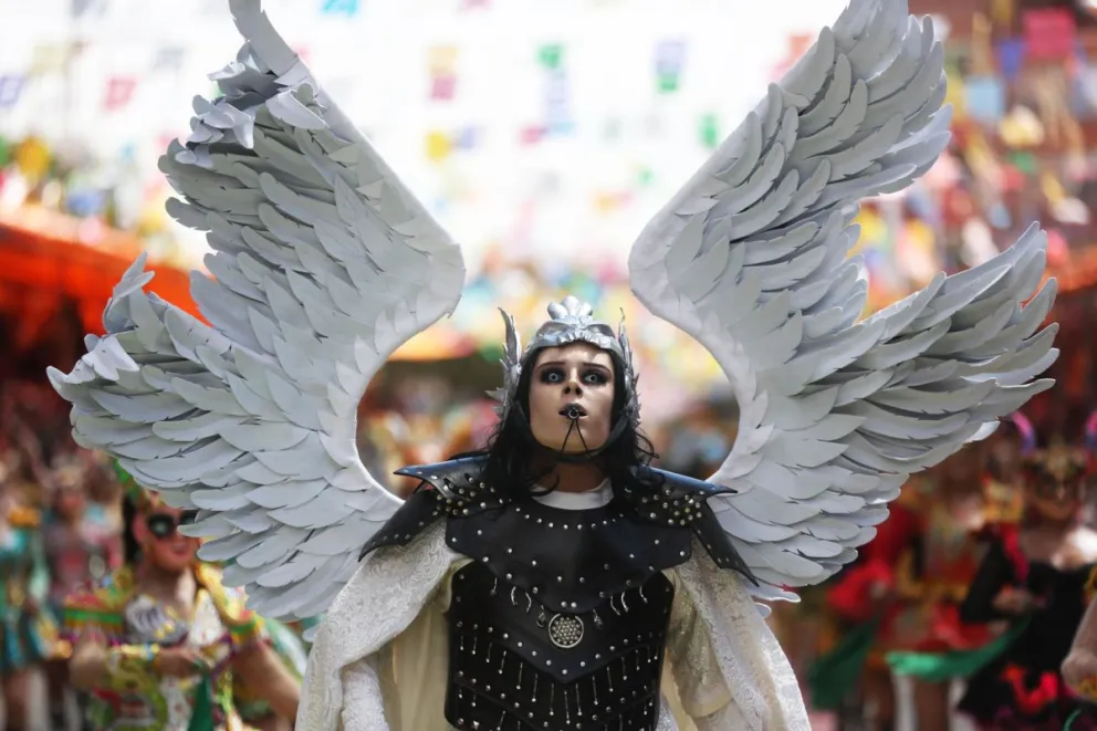 Un integrante de una comparsa fue registrado este sábado al hacer parte de la danza de la Diablada, durante la tradicional peregrinación folclórica del Carnaval de Oruro, en Oruro (Bolivia). Foto: EFE