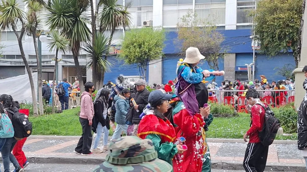 Los festejantes durante el Corso. FOTO: Jorge Soruco / Visión 360