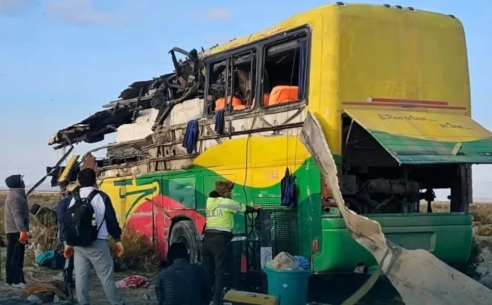 Uno de los buses involucrados en el fatal accidente en Uyuni. Foto: APG