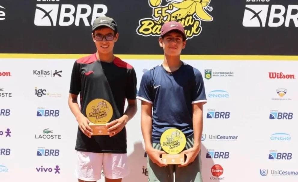 Rivero (izq.) en la premiación de Sub-14. Foto: Cosat.