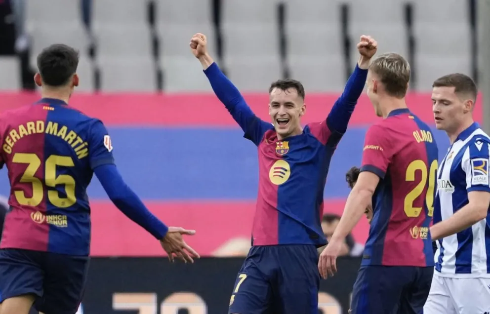 Casadó (centro), autor del segundo gol del Barcelona, celebra con sus compañeros. Foto: EFE