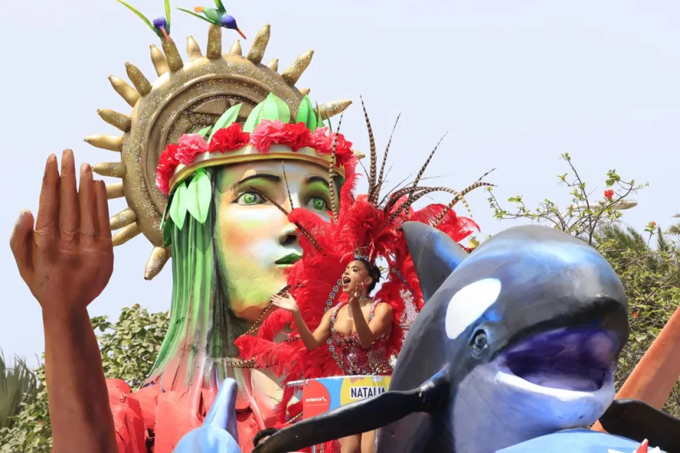 Una carroza fue registrada este sábado, 1 de marzo, durante el tradicional desfile de "La Batalla de Flores" en el cumbiódromo de la Vía 40, en Barranquilla (Colombia). Foto: EFE